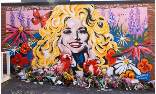 DOLLY PARTON'IN ADI HAVAALANINA VERİLİYOR